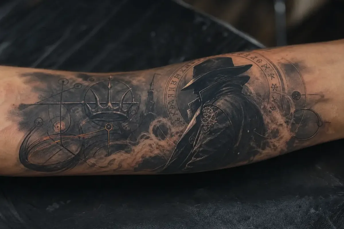 Poziome zdjęcie tatuażu na przedramieniu z anonimową postacią w stylistyce neo‑noir i detalami runicznymi.