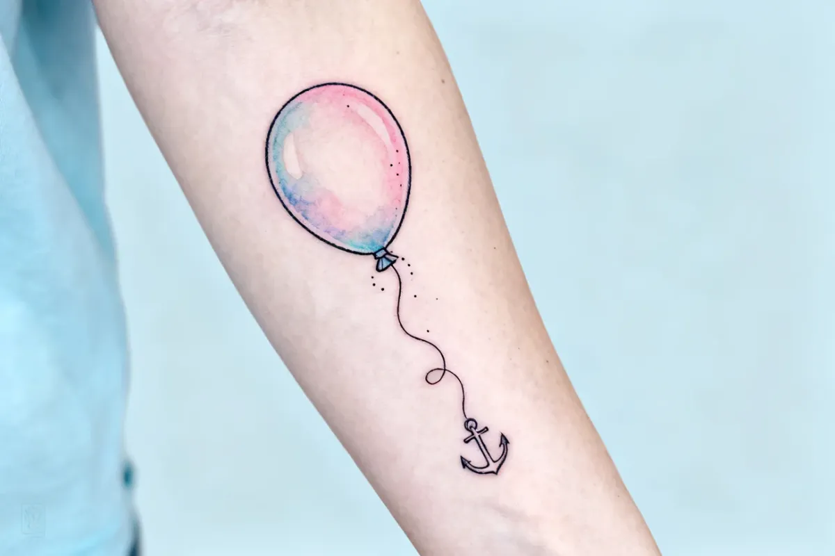 Fine-line pastel party balloon tattoo na przedramieniu, czyste tło, ostre detale i naturalne światło.